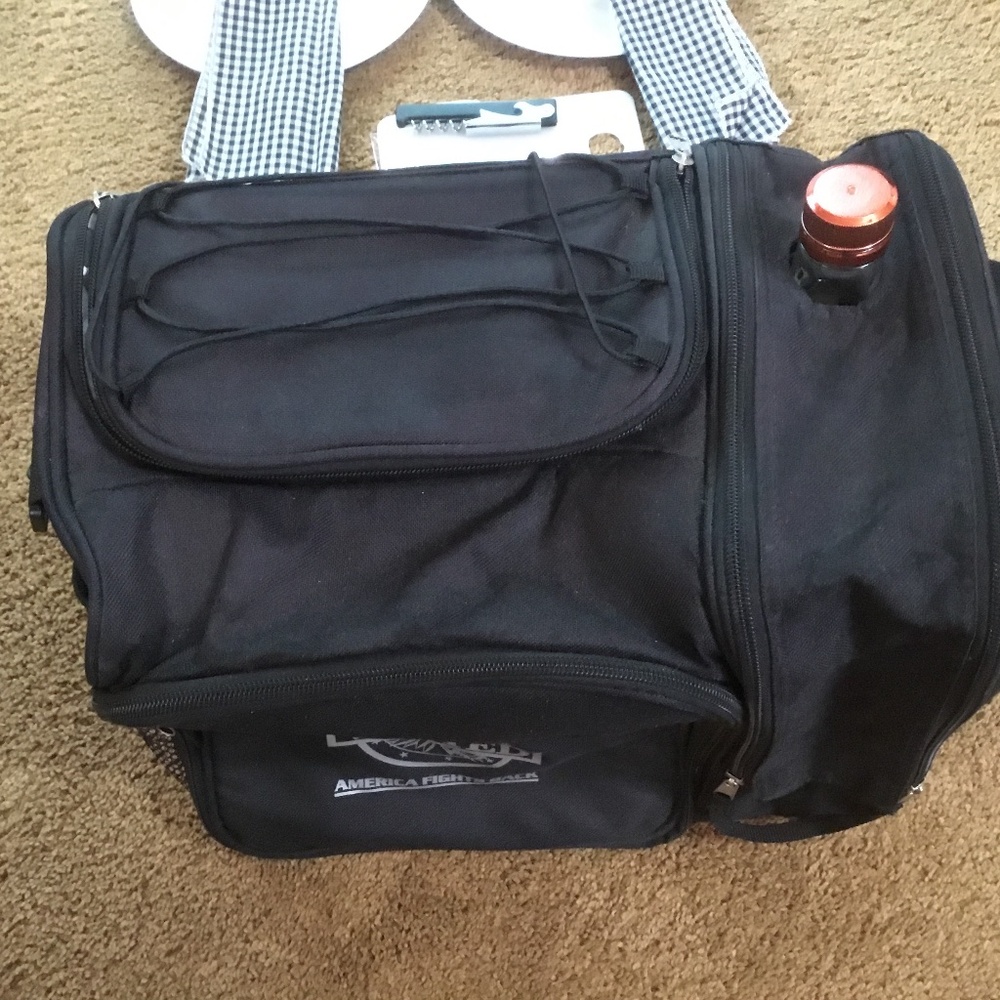 Cooler Bag America’s Most Wanted Soft Sided Picnic Set - Picture 14 of 16